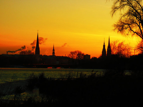 Silhouette_of_hamburg_in_sunse_by_rockmylife-d34ecu1